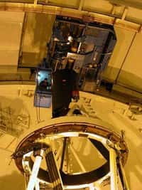 Installation de la caméra WIRCam au foyer primaire du télescope Canada-France-Hawaii.&copy; 2006 Canada-France-Hawaii Telescope Corporation.