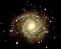 Galaxies : faible quantité de matière noire et difficulté théorique