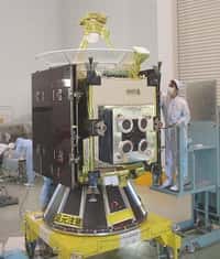La sonde japonaise Hayabusa en cours de tests ultimes dans les laboratoires de la JAXA.