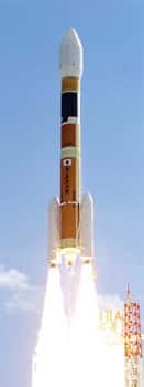 Le lanceur japonais H-IIA. Archives.Les boosters sont les deux petites fusées latérales qui dégagent beaucoup de fumées.crédit NASDA