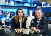 L'astrobiologiste Richard Hoover et la microbiologiste Elena Pikutasont à l'origine de la découverte de la bactérie extrêmophileCrédits : NASA