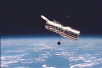 Le télescope spatial Hubble à quelques centaines de km au-dessus de la Terre