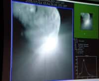 L'impacteur de Deep Impact a percuté la comète Tempel 1 ! Cette image a été prise par la sonde Deep Impact qui observait la scène à environ 500 kilomètres de là. Le cratère créé par l'impact est plus important que prévu.crédit : NASA/JPL