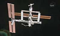L'ISS vue depuis la navette Atlantis qui s'en éloigne.