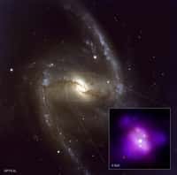 La galaxie spirale barrée NGC 1365 vue en lumière visible, et son centre en rayonnement X par Chandra (médaillon).