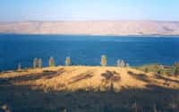 Mer de Galilée - (lac de Tibériade / Kinneret) Vue vers l'est depuis la côte ouest au-dessus de Tibériade. Au fond, le plateau du Golan