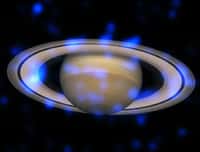 Les anneaux de Saturne scintillent en rayons X (en bleu)