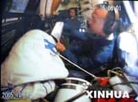 Fei Junlong et Nie Haisheng en activité dans la capsule de retour du vaisseau spatial habité Shenzhou VI