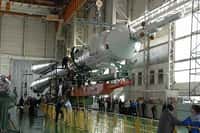 Toujours impressionnant, le lanceur Soyouz paraît encore plus immense dans son hangar que sur son aire de lancement.