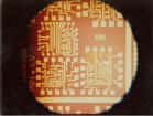 Circuit intégré en technologie NMOS passé sous la binoculaire. La partie visible fait approximativement 2 mm de côté.