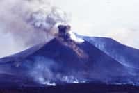 Le Mont Etna en éruption en juillet 2001