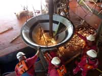 Le cône d’entrée du futur puits de carottage est&nbsp;assemblé sur le bateau JOIDES Resolution&nbsp;puis descendu par la&nbsp;« moon pool&nbsp;».&nbsp;© Jean-Luc Berenguer