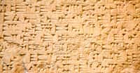 C’est en Mésopotamie que&nbsp;l’écriture&nbsp;a été inventée. Ici, une tablette couverte de signes cunéiformes provenant d’Irak. © Fedor Selivanov, Shutterstock