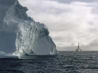 Le navire scientifique de forage&nbsp;JOIDES Resolution&nbsp;arrive près des côtes antarctiques. La photo date de 2010, lorsque le navire s'est rendu au pôle Sud pour effectuer des forages glaciaires. © IODP