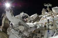 Sunita Williams, astronaute américaine, photographiée par le Japonais Aki Hoshide, lors de l'Expédition 32, pendant une longue sortie extravéhiculaire (EVA), le 5 septembre 2012. Le photographe est visible dans le reflet du casque. Outre cette pause photo, les deux astronautes ont terminé l'installation d'un nouveau module d'alimentation électrique (MBSU, Main Bus Switching Unit), malgré un boulon coincé au cours du démontage du module en panne, et ont également fixé une caméra sur le bras robotisé Canadarm2. © Nasa