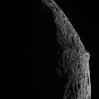 La crête montagneuse qui ceinture Japet pourrait avoir été formée par la chute des débris d'un petit satellite en orbite autour de Japet. © Nasa/JPL/SSI