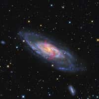 La galaxie spirale M 106 revisitée par l'astrophotographe Jay Gabany. Un des clichés qui composent l'image finale a été réalisé avec un filtre révélant les jets d'hydrogène ionisé issus du trou noir central. Crédit Jay Gabany
