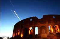 Filé de Jupiter, Vénus et la Lune au cours d'une pose longue le 24 février au-dessus du Colisée à Rome. © Mostafa Khosravi