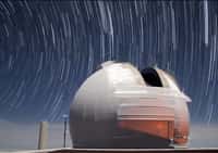 La coupole de l'un des télescopes Keck sous les étoiles. © A. Cooper