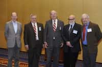 Kibble, Guralnik, Hagen, Englert et Brout, les codécouvreurs du mécanisme de Brout-Englert-Higgs, lors de la remise du Prix Sakurai 2010. © Self/Wikipédia