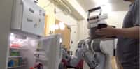 En interprétant les gestes humains pour anticiper une action, un robot équipé du système mis au point par les chercheurs de l’université Cornell pourrait aider des personnes âgées ou handicapées dans leur vie quotidienne. © Robot Learning Lab, Cornell University