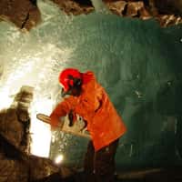 Dans un des tunnels creusés par les chercheurs du NVE, l'hydrologue&nbsp;Miriam Jackson prélève des échantillons de glace exactement à l'interface roche-glace, à la base du glacier. Le tunnel est à côté du laboratoire que l'équipe a créé à 200 m de profondeur dans le&nbsp;glacier&nbsp;Svartisen&nbsp;©&nbsp;Halfdan Benjaminsen,&nbsp;NVE