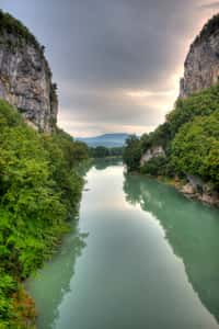 Le Rhône est une ressource indéniable pour de multiples usages :&nbsp;navigation, production énergétique, irrigation, industries,&nbsp;eau potable.&nbsp;© Eric Magnuson, Flickr, cc by nc sa 2.0