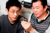 De gauche à droite, Lei Li et Allen Yi inspectant la lentille qu'ils viennent d'inventer. © Kevin Fitzsimons, Ohio State University