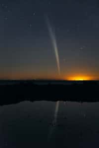 Cette image prise depuis l'Australie le 22 décembre 2011 montre le spectacle offert par la comète Lovejoy après son survol du Soleil. © C. Legg