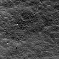 Sur la Lune, un bloc de 9 mètres a dévalé la pente du piton central du cratère Schiller. © Nasa/GSFC/Arizona State University
