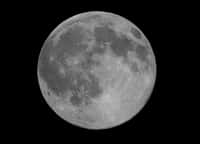 Les mers lunaires sont les zones sombres parfaitement visibles sur cette image prise à la Pleine Lune. Crédits J-B Feldmann