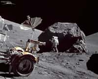 Au cours de la mission Apollo 17 le géologue H. Schmitt explora longuement la région de Taurus Littrow à l'aide du rover pour collecter un grand nombre de roches. Il est ici photographié par le commandant de la mission, Eugene A. Cernan. Crédit Nasa