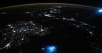 Les lueurs bleues qui apparaissent sur cette photo prise depuis la Station spatiale internationale (ISS) l'année dernière peuvent sembler mystérieuses, mais elles s’expliquent facilement. © ISS