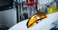 Des neuroscientifiques estiment que le port de lunettes filtrant la lumière bleue – que les chercheurs ont liée à l’inflammation, à la mort des cellules cérébrales et à une mortalité accrue – pourrait aider les patients cardiaques à mieux récupérer. © Université de Virginie de l’Ouest