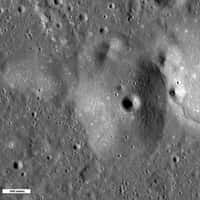 En photographiant ce dôme à proximité du cratère d'impact Autolycus, LRO nous révèle un aspect inédit du volcanisme lunaire. © Nasa, GFSC, Arizona State University