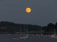 Lever de Pleine Lune sur un port breton. Crédit J-B Feldmann