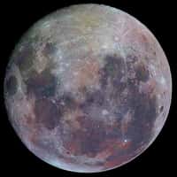 La pleine Lune du 11 novembre dernier colorisée révèle la variété géologique de ses terrains. © B. Martineau