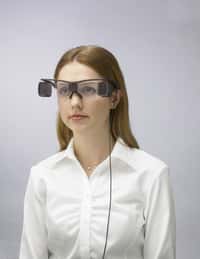 Des lunettes destinées aux sourds et aux malvoyants intègrent les sous-titres et un casque permet d'y ajouter l'audiodescription. Une technologie qui commence à être expérimentée dans plusieurs cinémas en France. © Sony