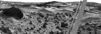 Paysage de dunes martiennes sur le site de Viking 1. Pendant les six ans qu’il fonctionna, l’atterrisseur enregistra le lent mouvement des dunes de sables provoqué comme sur Terre par l’érosion éolienne. Crédit Nasa

