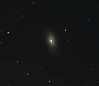 M 64 doit son surnom de galaxie de l'Œil noir à la masse poussiéreuse sombre qui nous masque une partie de son bulbe central. © P. Renauld