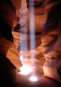 La lumière solaire pénètre dans l'antre humide d'une grotte. © W. Jarosz, H. Wann Jensen, M. Zwicker/UCSD