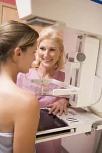 La mammographie permet de diminuer la mortalité par cancer du sein chez les femmes qui ont des antécédents familiaux. © Monkey Business Images