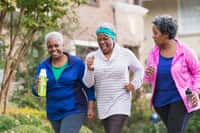 La marche est une activité physique bonne pour la santé. © Susan Chiang, Istock.com