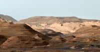 Cette image composite — en fausses couleurs —, le cratère Gale et le mont Sharp tels que Curiosity les a découverts sur Mars. Les données du rover de la Nasa suggèrent que la région a été le théâtre, par le passé, de méga-inondations. © Nasa, JPL