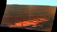 Voici le panorama qui s'offre à Opportunity. Plusieurs kilomètres de dalles rocheuses et de petites dunes de sable au menu du robot avant d'atteindre la zone du cratère Endeavour dont les parois se dessinent à l'horizon. Crédit Nasa/JPL-Caltech/Carnell University