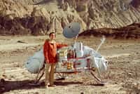 Carl Sagan pose devant la maquette du robot Viking 1. © Nasa