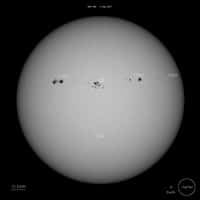 Alignement de taches solaires saisi par le satellite Soho le 1er août 2011. © Soho 