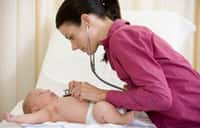 Parmi les effets secondaires observés par la prise de suppositoires antitoux chez les bébés, des convulsions et de l'épilepsie. © Phovoir