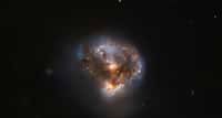 Sur cette image en fausses couleurs (la rouge correspond à l'infrarouge et les autres au visible), on voit la source infrarouge IRAS 16399-0937 observée par Hubble. Il s'agit de deux galaxies en cours de fusion après une collision. © ESA, Hubble &amp; Nasa, Judy Schmidt