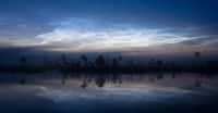 Les nuages noctulescents se forment dans la mésosphère. Et un peu plus lorsque celle-ci est plus fraîche et plus chargée en vapeur d’eau. © Martin Koitmäe, Wikipedia, CC by-SA 4.0